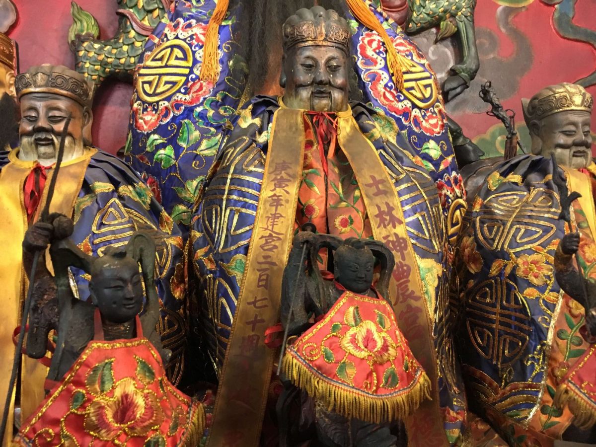 參加尾牙前記得拜土地公。（圖／記者黃彥昇攝）