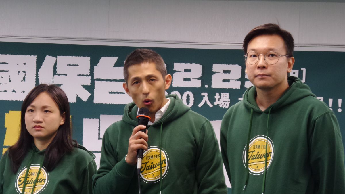 ▲民進黨「新境界文教基金會」智庫副執行長吳怡農（中）。（圖／記者呂炯昌攝）