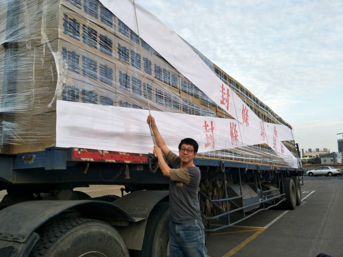 1221罷韓遊行行動裝置藝術「連署書拖拉庫花車」今日搶先亮相。(圖／Wecare提供)