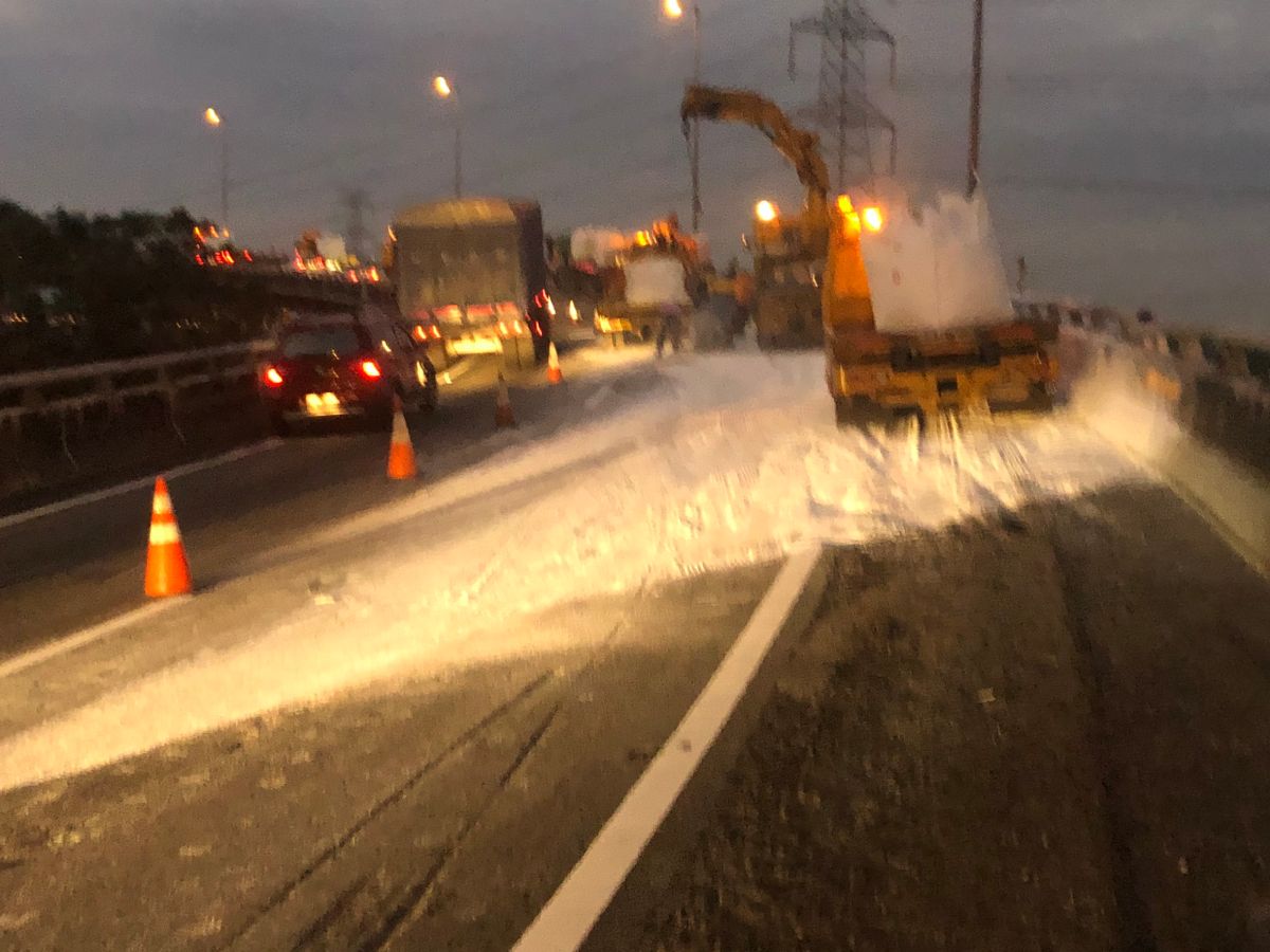 ▲國道1號北上192公里匯入彰化系統交流道匝道時，一輛大貨車的麵粉甩掉落路面，導致整個交流道都一片白，滿是雪白白的麵粉。（圖／記者陳雅芳翻攝，2019.12.20）