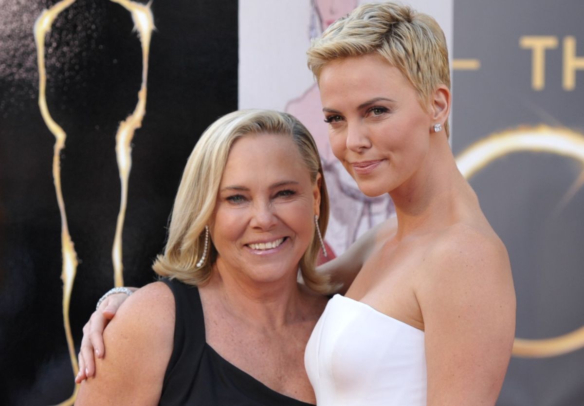 ▲莎莉賽隆和媽媽潔達(左)曾歷經痛苦過去。（圖／美聯社）