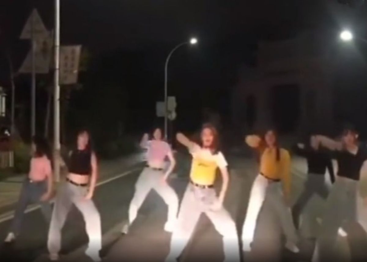 ▲大陸廣東近日有民眾向當地警方檢舉，說有舞群為了拍攝短片佔用車道，造成交通安全問題。（圖／擷取自 Youtube 片段）