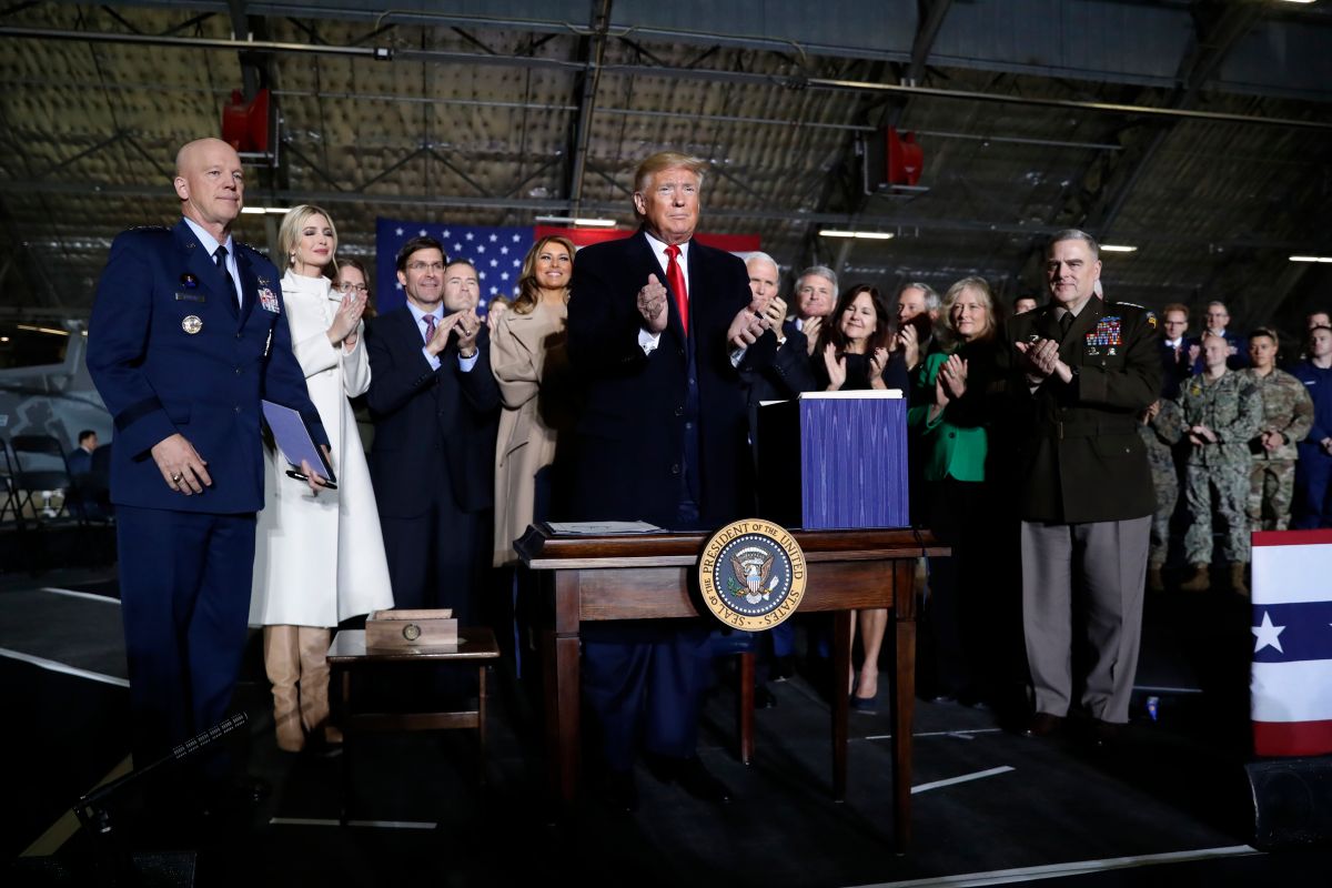 ▲川普於美國時間 20 日正式簽署 2020 財年《國防授權法案》。（圖／美聯社／達志影像）