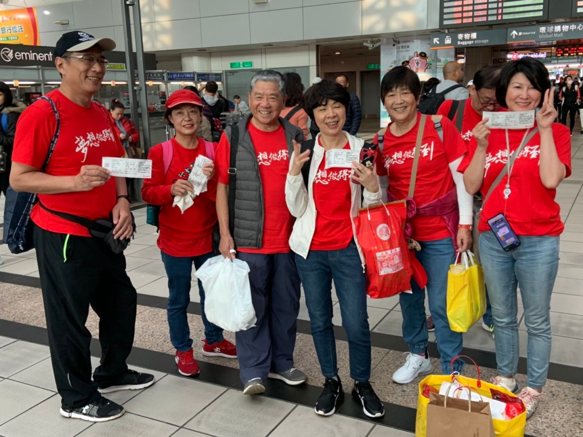 一批身穿國旗裝的挺韓民眾在高鐵站集合，就要到高雄凹仔底公園參加遊行。 (圖/記者吳承翰攝)