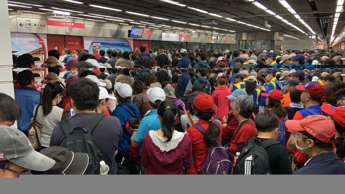 韓粉擠爆捷運左營站，要等好幾班車才能搭上捷運。 (圖/記者吳承翰攝)