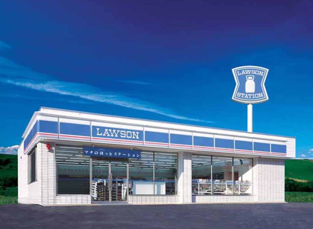 ▲有網友在 PTT 八卦版提到日本的 LAWSON 超商，好奇許多國家都有其蹤影，為何遲遲不進軍台灣？貼文立刻引發網友熱議，並點出關鍵原因。（圖／翻攝自臉書 Lawson Japan ）