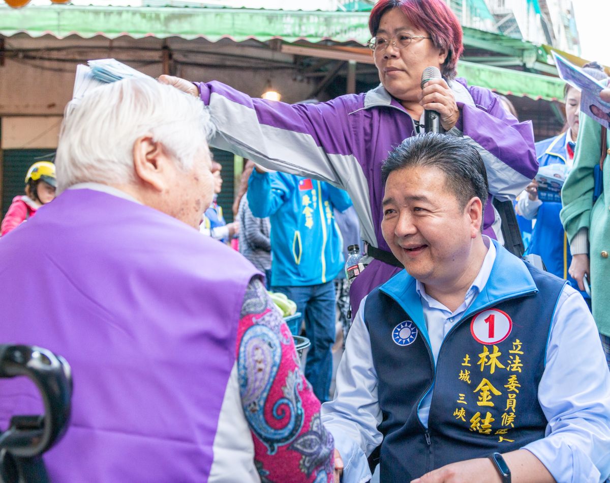 ▲國民黨新北第10（土城、三峽）選區立委候選人林金結今(21)日上午前往土城學府市場掃街拜票。（圖／林金結辦公室提供）