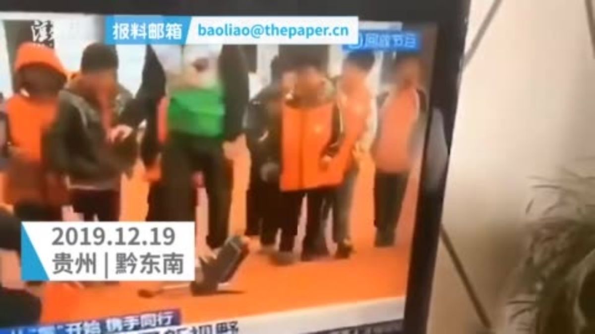 ▲小男孩繞到同學背後，準備當眾來個惡作劇，卻不想當時正在進行活動直播，而且還是大陸《央視》。（圖／擷取自澎湃新聞片段）
