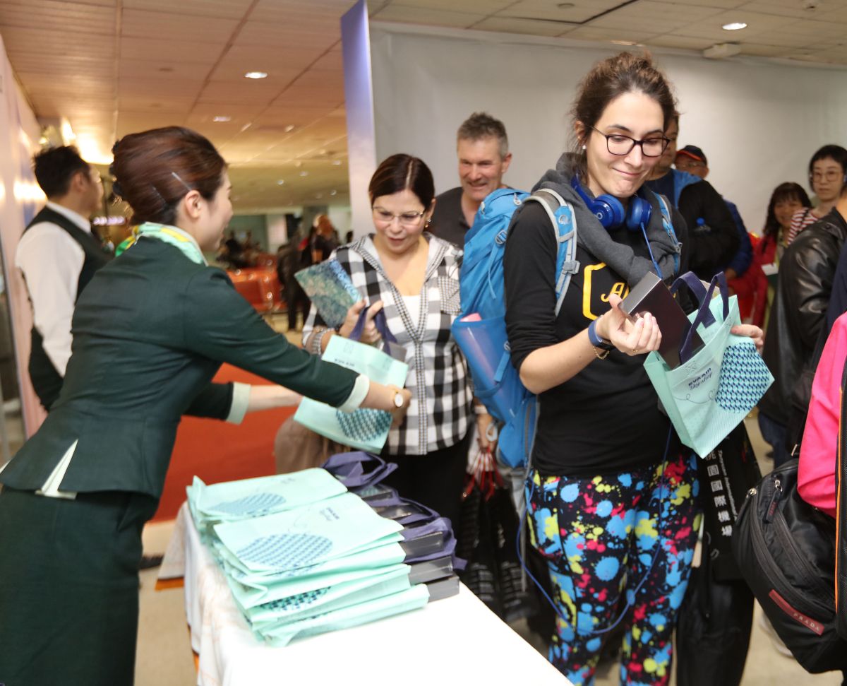 ▲長榮航空台北－峴港航線今（ 21 ）日正式由包機改為定期航班營運，在機場準備首航禮，讓旅客在登機前有個小驚喜。（圖／長榮航空）
