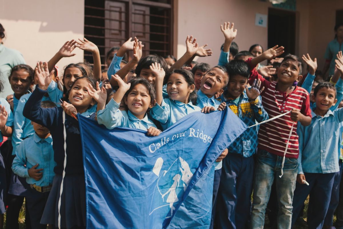 ▲畢業於台大經濟系的林子鈞，在尼泊爾發起「以離開為目標」教育計畫，至今已幫助逾千名學童重返校園，並將當地輟學率從 42% 降低至 2% 。（圖／遠傳）