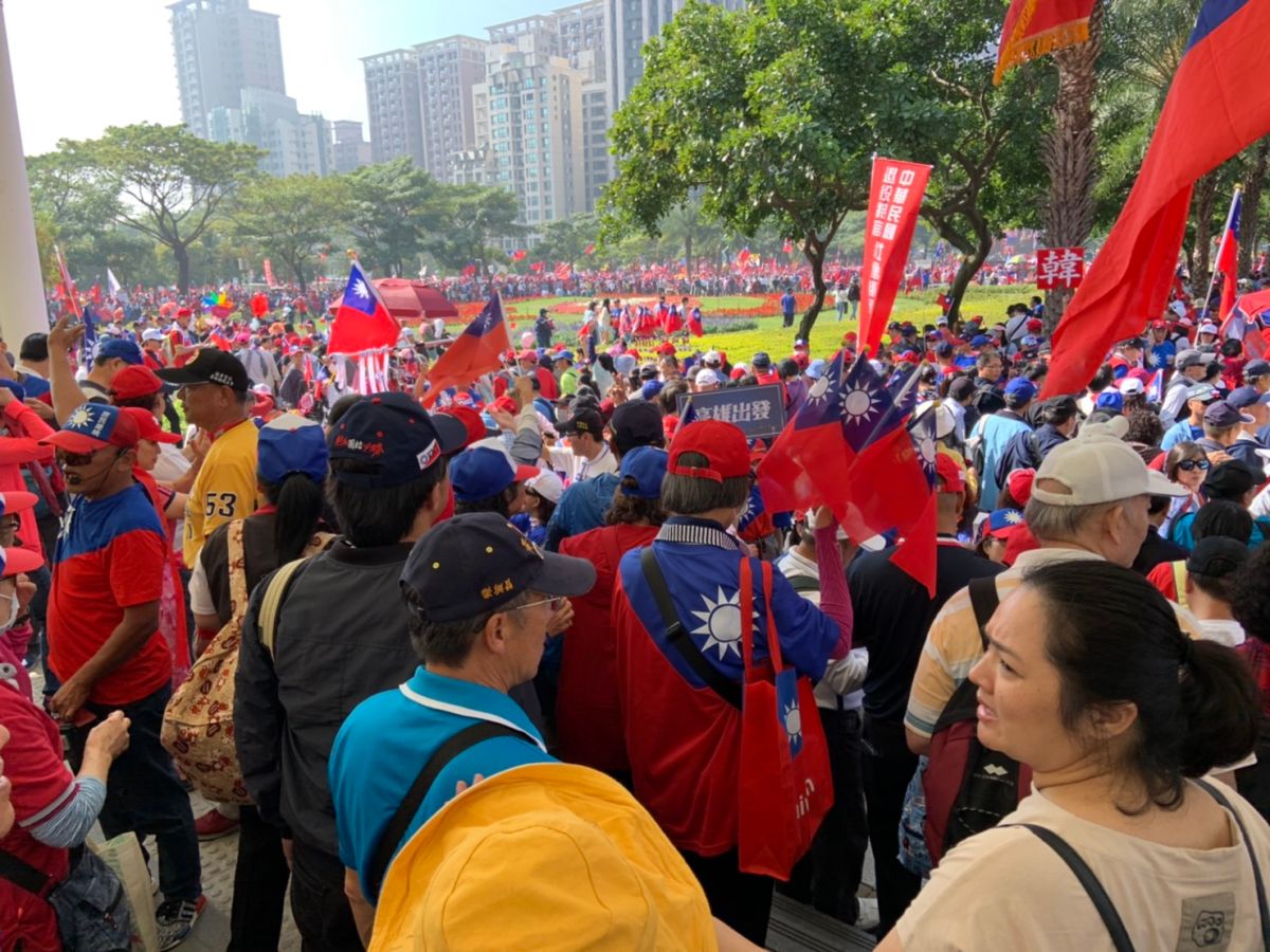 挺韓民眾群聚在凹仔底公園準備出發。 (圖/記者吳承翰攝)