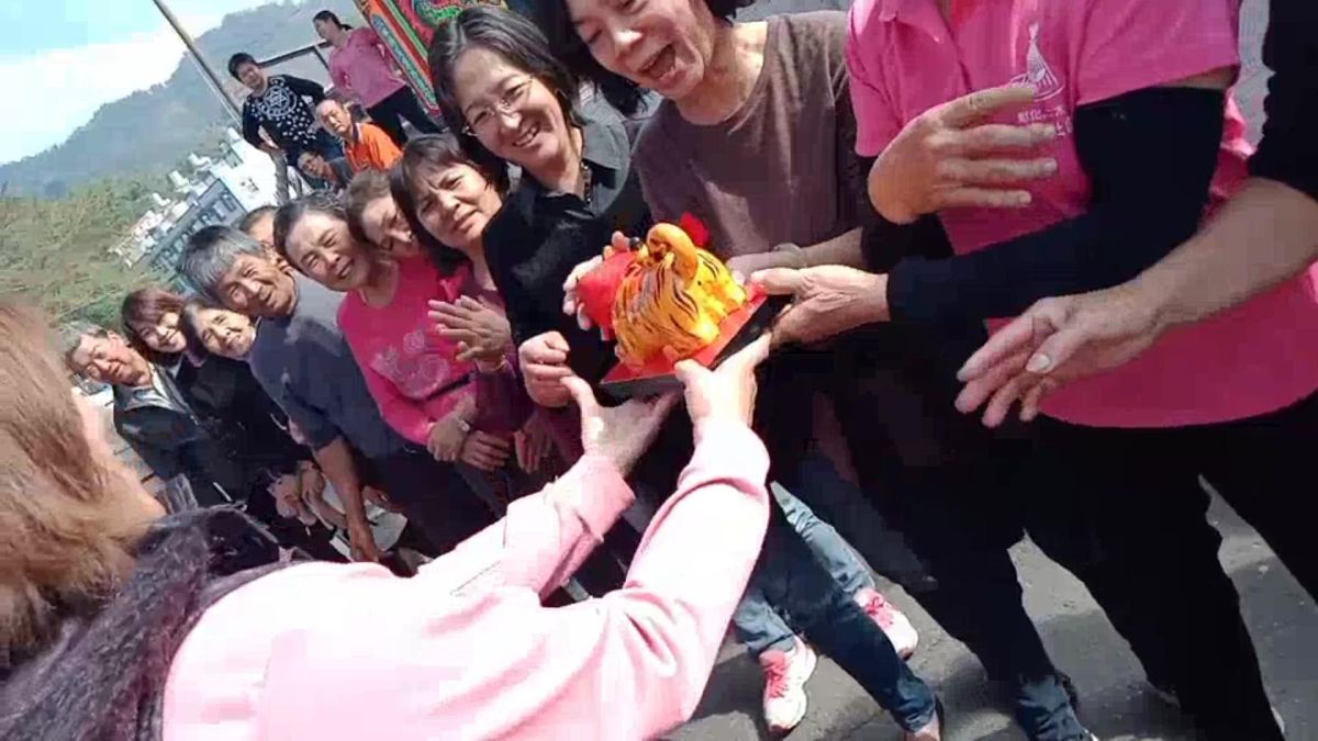 ▲二水鄉源泉村聖德宮重新雕刻虎爺將軍辦理開光點眼儀式，村民以人龍接力方式供請虎爺將軍安座。（圖／記者陳雅芳攝，2019.12.21）