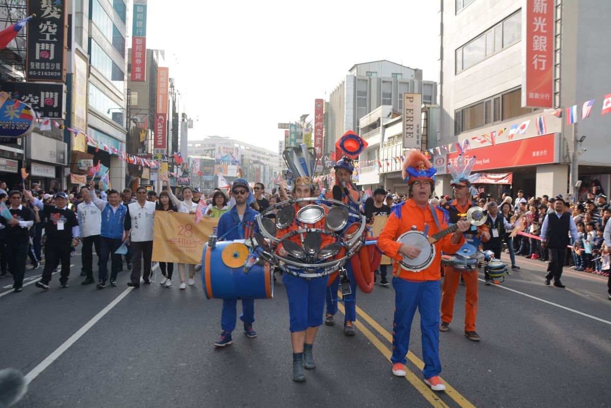 ▲做為前導隊伍的法國聲變街頭樂團。（圖／記者郭政隆攝影2019.12.21）