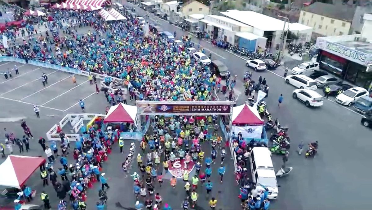▲無敵夕照海景西濱半程馬拉松活動，3,500 位跑者在12輛特斯拉車輛領跑下，率先體驗西濱快速公路上的風光。（圖／記者陳雅芳攝，2019.12.21）