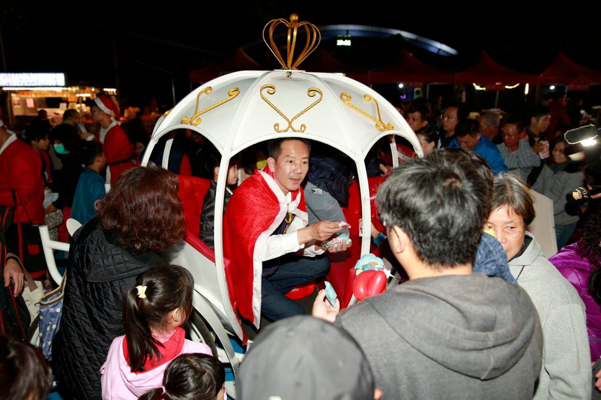 ▲張瀚天也打扮成耶誕老公公，坐耶誕花車與馬戲團團員入場，小朋友嗨翻天忙搶糖果。（圖／記者陳雅芳攝，2019.12.21）