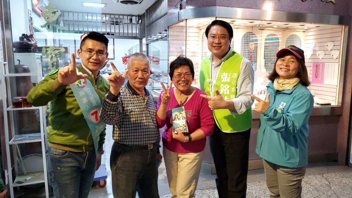 ▲基隆市長林右昌今（21）日陪同新北市第11選區的立委候選人張銘祐，前往新店區的光明街掃街。（圖／立委候選人張銘祐競總提供）