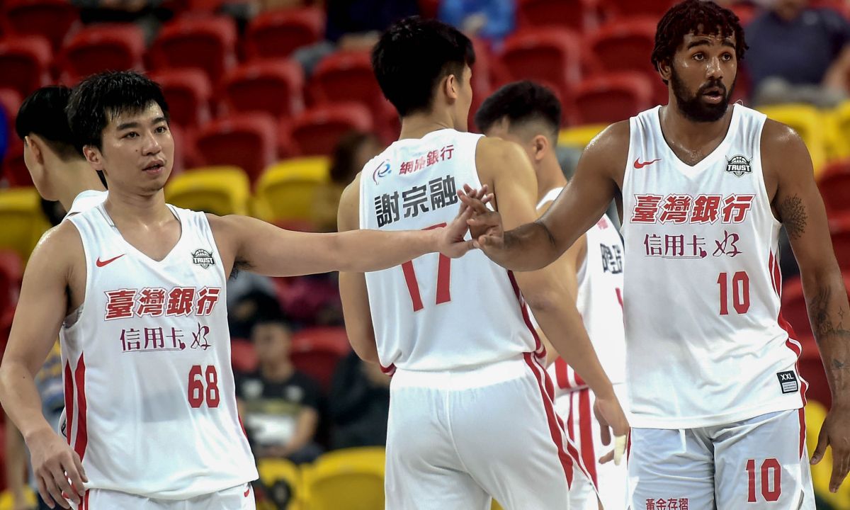臺銀瓊斯(右)張博勝(左)聯手包辦球隊最後8分，鎖定戰局 （籃協提供）
