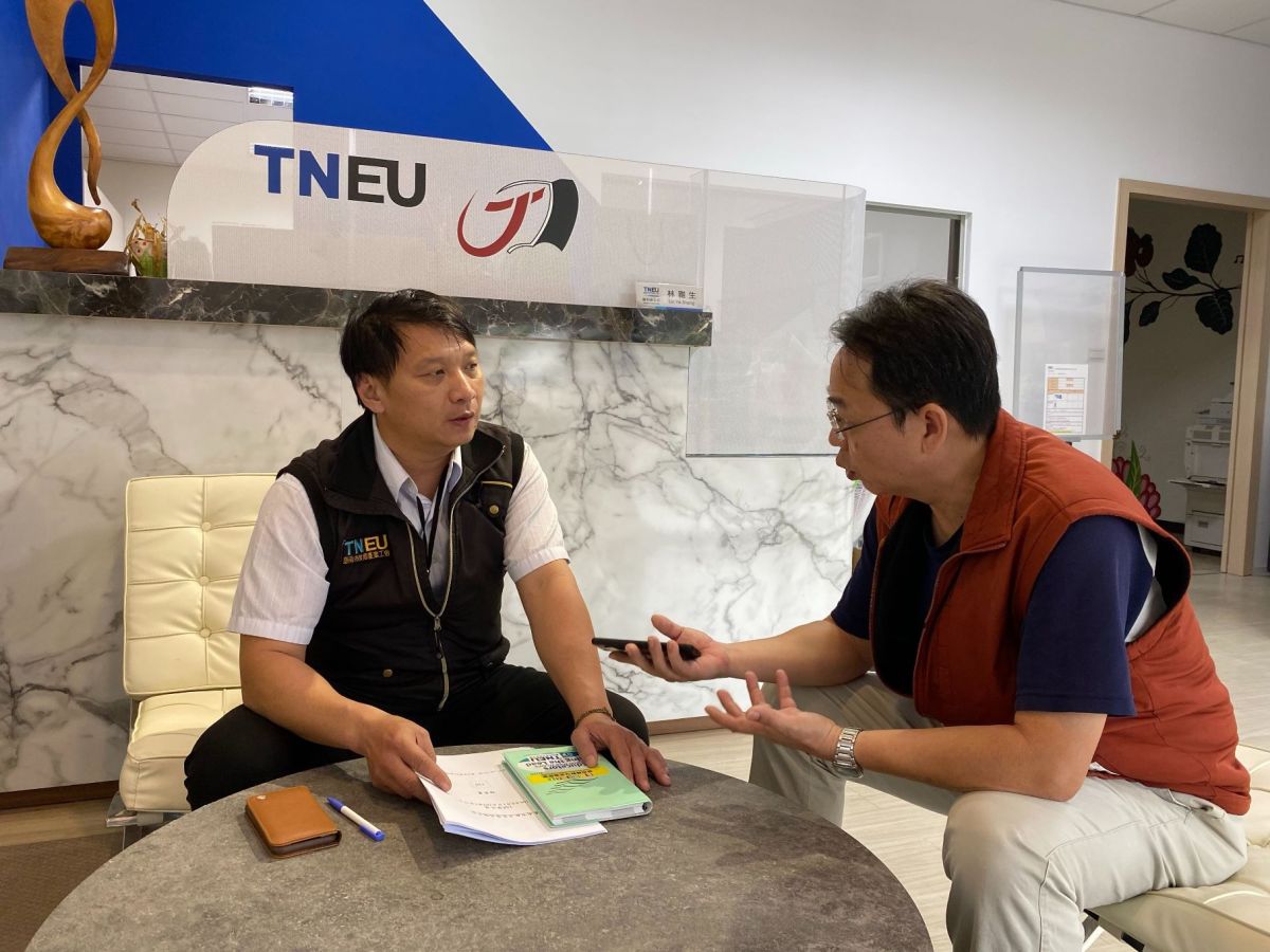 ▲台南市教育產業工會理事長侯俊良（左）表示，國教署身為主管機關，應主動積極介入調查，怎會要教師會去調查並蒐證？（圖／記者陳聖璋攝）