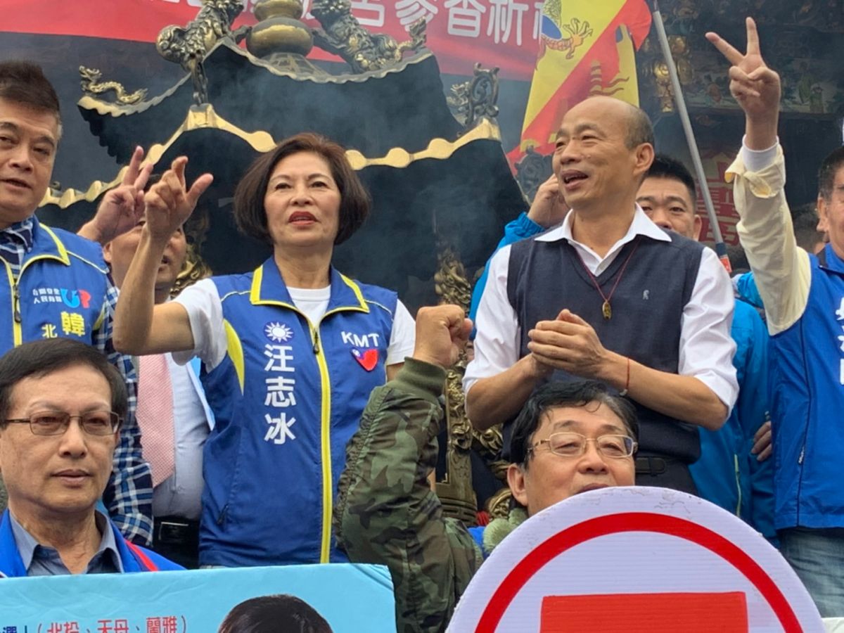 韓國瑜陪同立委候選人汪志冰拜關渡宮。 (圖/記者吳承翰攝)