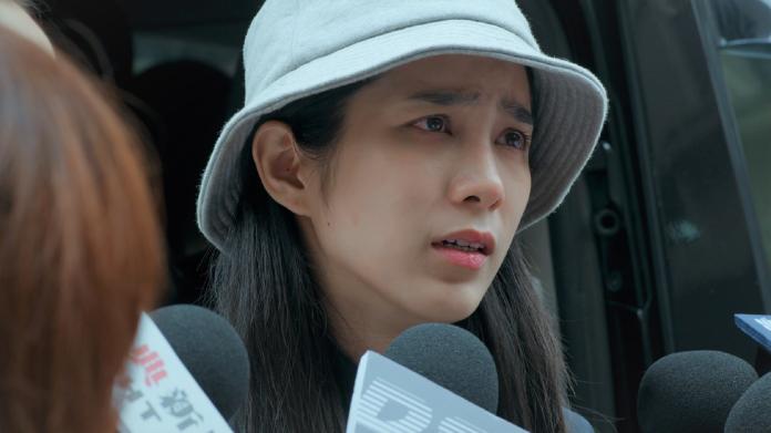 ▲《鏡子森林》温貞菱飾演女星李安安，遭媒體跟拍披露戀情， 再度公開面對媒體哭訴。（圖／公視提供）