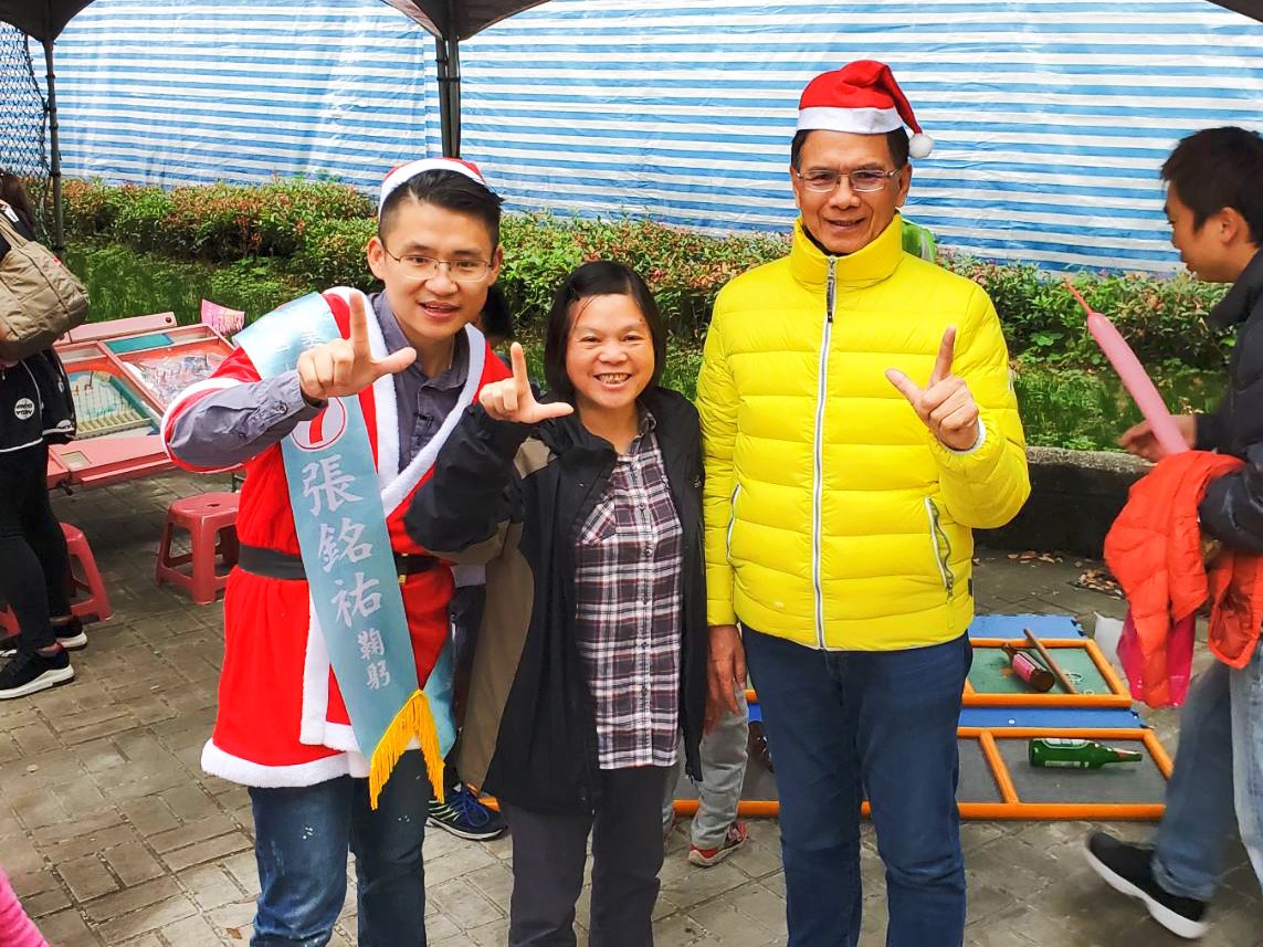 ▲立委候選人張銘祐今（22）日利用假日在新店馬公友誼公園舉辦「聖誕親子嘉年華」，邀請前行政院長游錫堃也到場跟民眾同樂。（圖／記者宋原彰攝，2019.12.22）