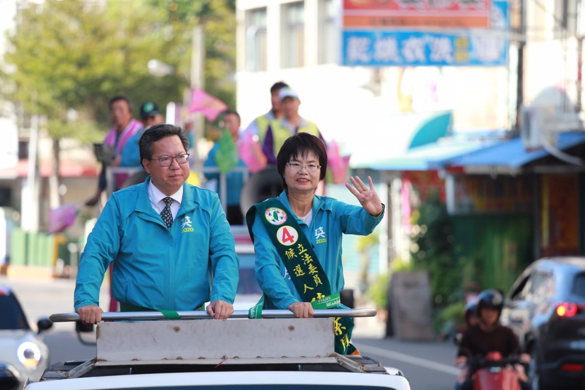 ▲桃園市長鄭文燦專程陪同立委陳素月一起車隊掃街拜票。（圖／記者陳雅芳攝，2019.12.22）