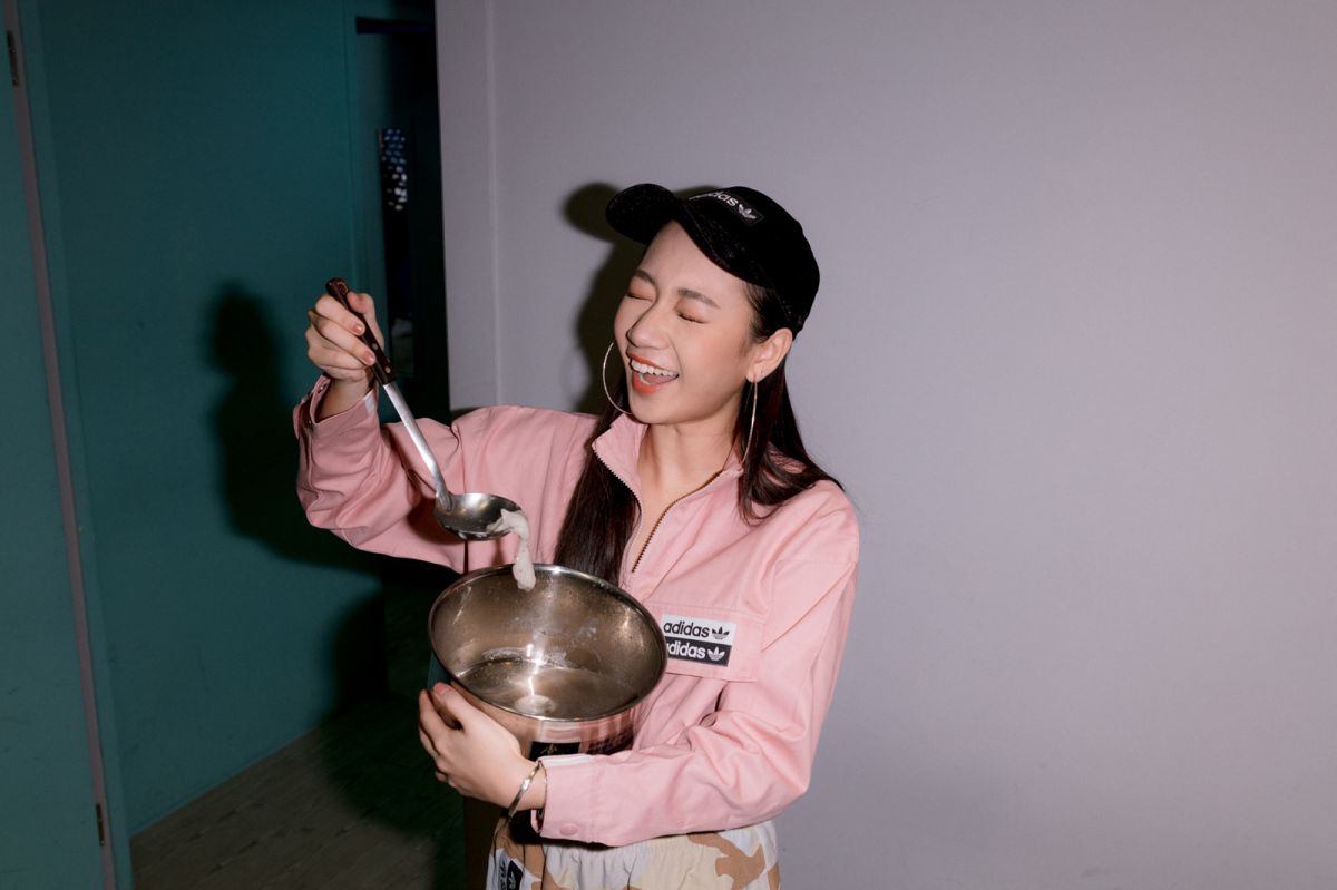 ▲吳卓源把湯圓煮成芝麻糊。（圖／華風數位提供）