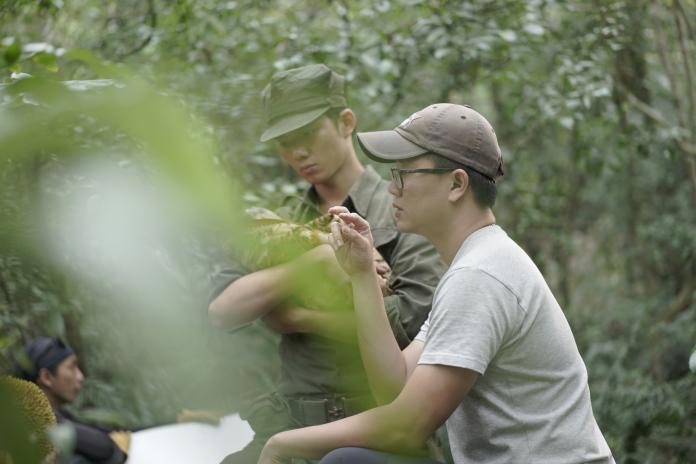 ▲廖克發導演和吳念軒來到馬共真實活動過的森林拍攝。（圖／牽猴子）