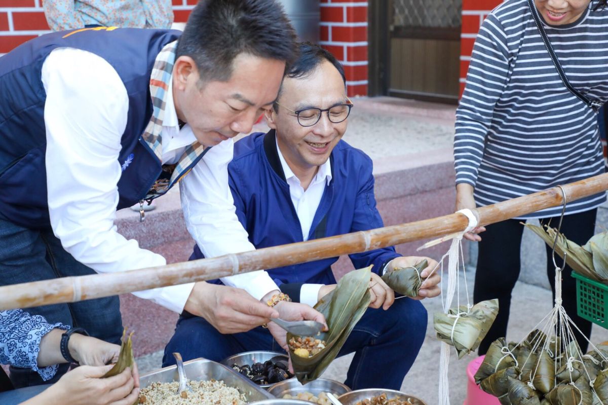 ▲國民黨總統候選人韓國瑜全國競選總部主委朱立倫到立委候選人張瀚天老家，由志工媽媽們教包粽子。（圖／記者陳雅芳攝，2019.12.22）