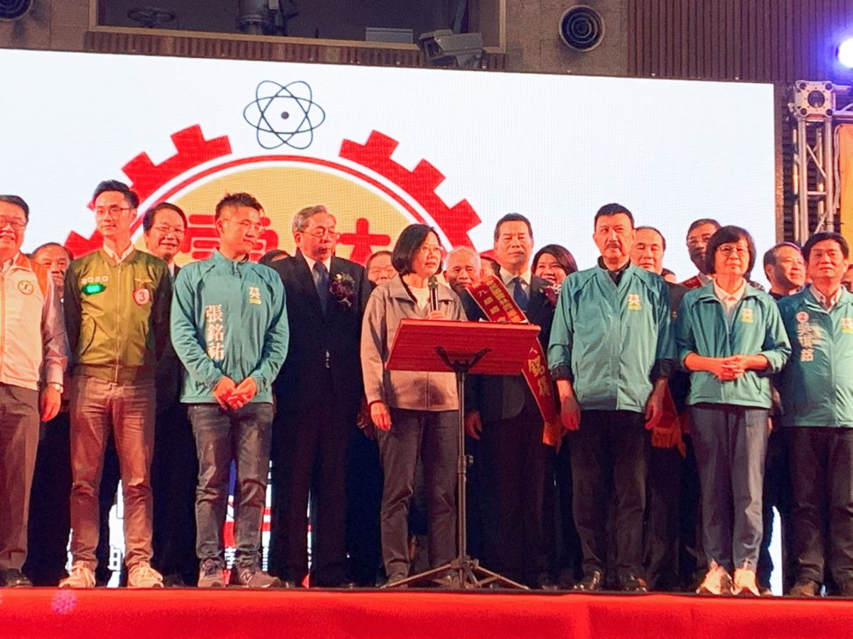 ▲總統蔡英文今（22）晚與對手韓國瑜先後出席全國雲林同鄉會在五股工商展覽館的活動，兩人同場活動較量聲勢。（圖／記者宋原彰攝，2019.12.22）