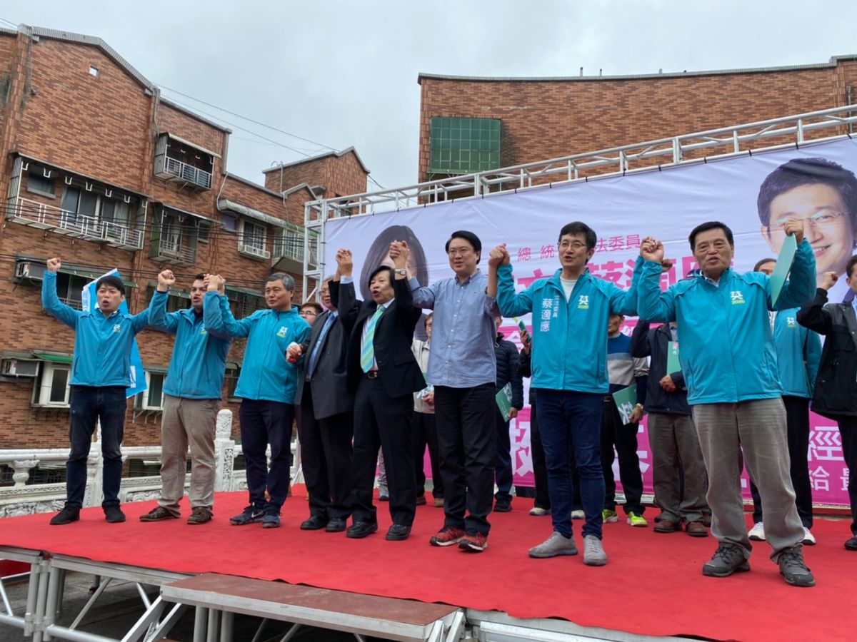 ▲基隆市長林右昌說，有總統蔡英文的相挺，立委蔡適應在國會爭取建設，讓基隆建設做最多、又可以還債，一定要維持這個基隆的勝利方程式。（圖／立委蔡適應服務處提供）