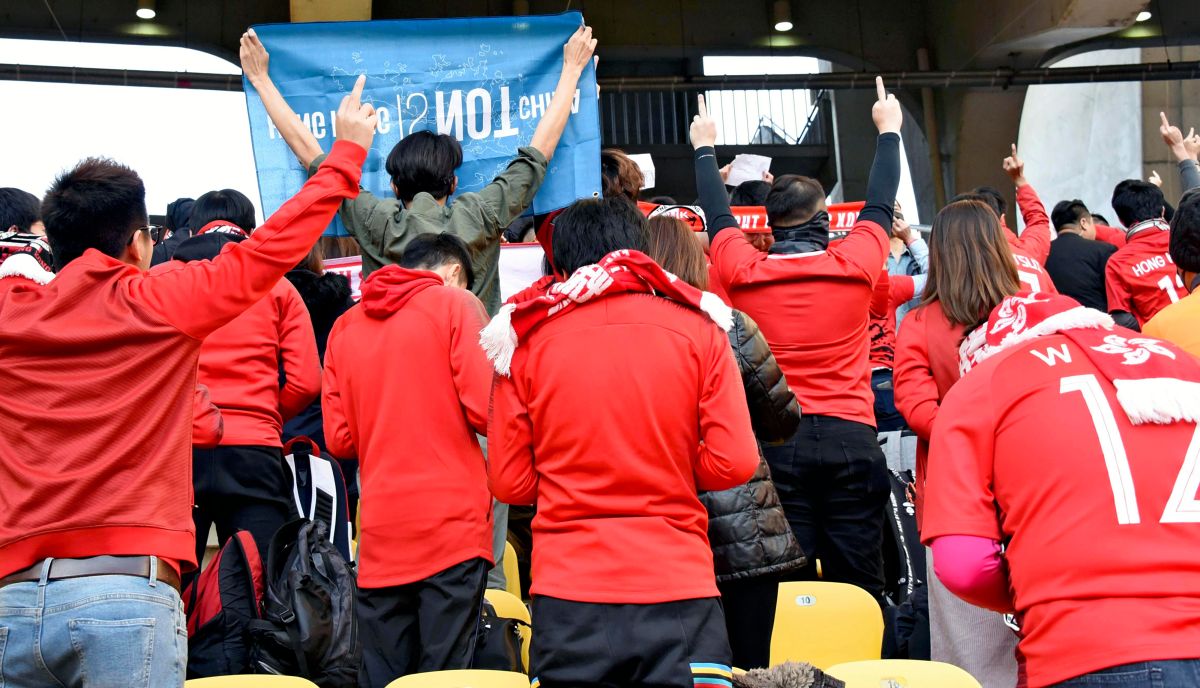 ▲在韓國釜山上演的中港足球戰，香港球迷在場邊拉起布條，稱「香港不是中國」。（圖／美聯社／達志影像）