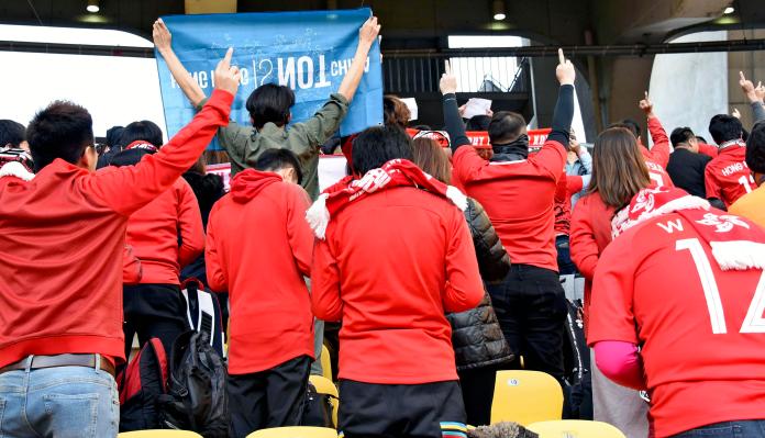 ▲在韓國釜山上演的中港足球戰，香港球迷在場邊拉起布條，稱「香港不是中國」。（圖／美聯社／達志影像）