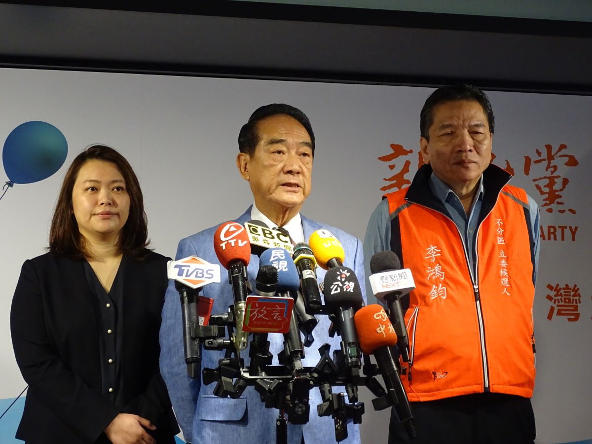 ▲親民黨總統候選人宋楚瑜提醒抱嬰孩要注意頸部安全，不要弄傷小孩。（圖／記者呂炯昌攝, 2019.12.23）