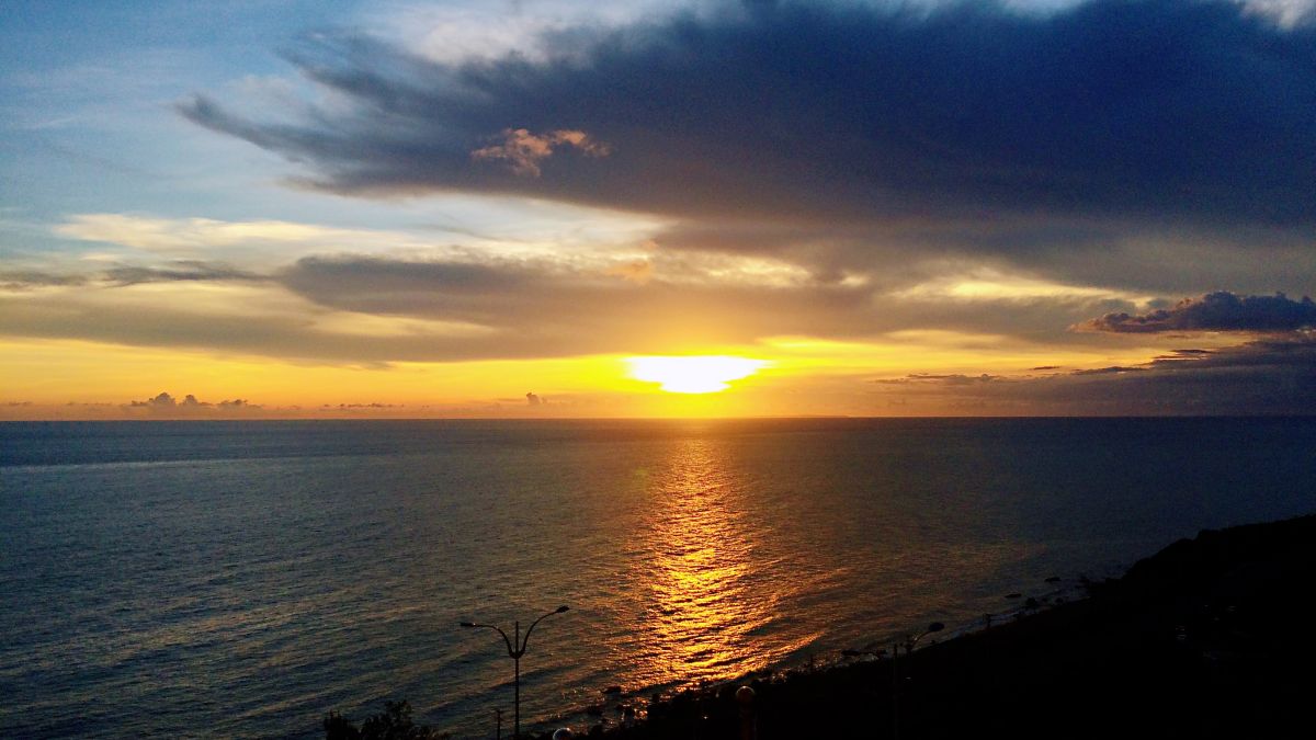 ▲「旗后沙灘音樂會」用台灣百年經典金曲，陪伴民眾一同送走2019最後一道夕陽。（圖／記者郭俊暉攝）