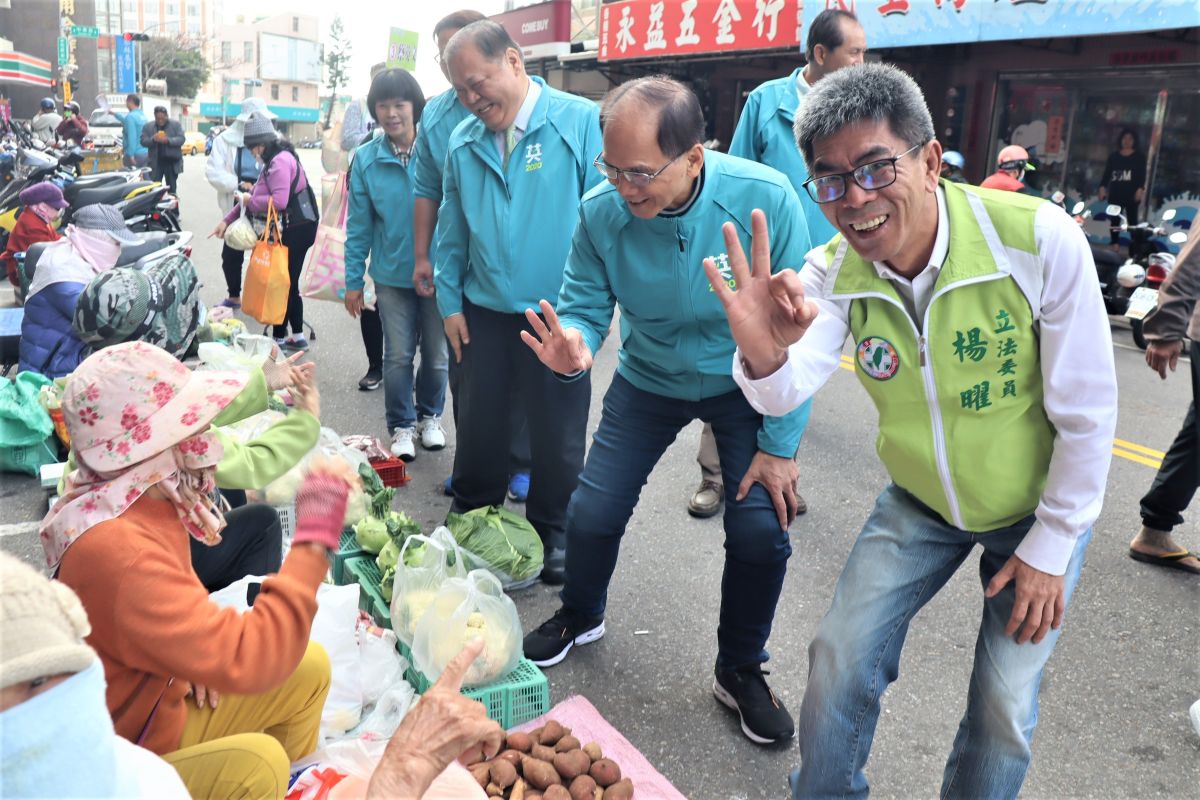 ▲台灣水牛伯游錫堃拖著病體趕到離島澎湖，幫民進黨立委楊曜拉票，一早在馬公北辰市場手比「3」號，呼籲民眾總統立委都要選3號。（圖／記者張塵攝，2019.12.23）