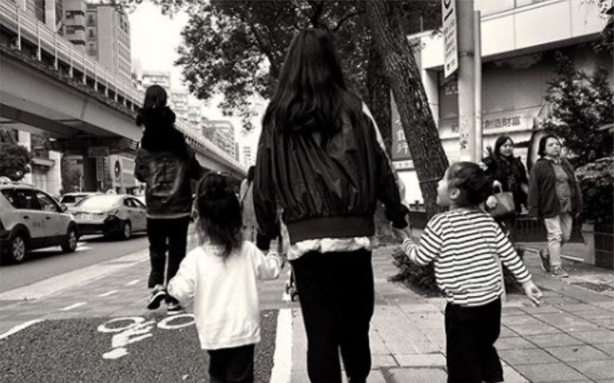 ▲梧桐妹照顧2位妹妹的可愛模樣 。（圖／ 翻攝IG）