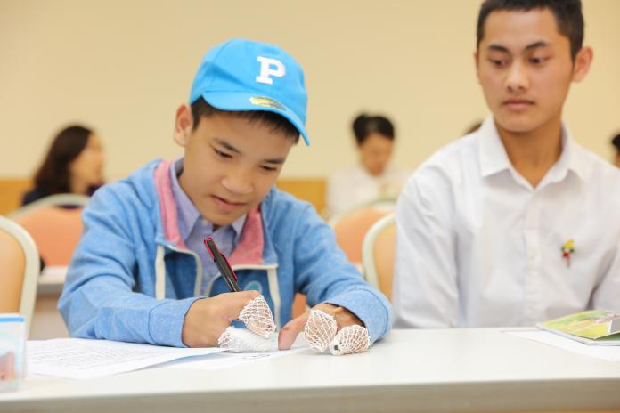 ▲新光醫院促成台緬鴨掌手醫衛計畫，幫助緬甸少年執行手指分離手術。 （圖／新光醫院提供）