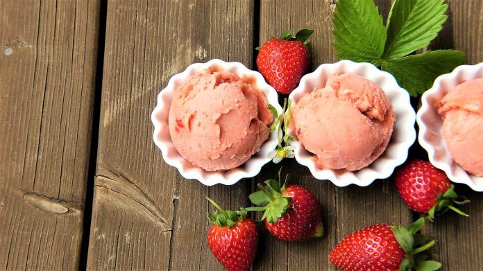 ▲草莓產季到來，不少人愛沾煉乳來搭配，不過也有老饕分享其他新鮮的銷魂選擇。（示意圖／翻攝自 pixabay ）