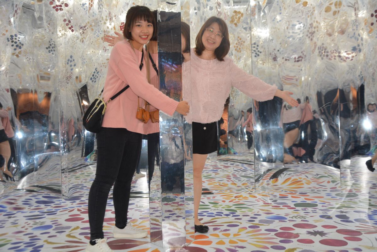 ▲360度「幻鏡花園」鏡像環繞，猶如走入紫藤花林。（圖／記者郭政隆攝影2019.12.23）