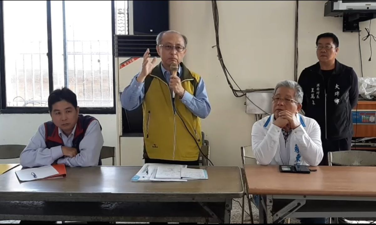 ▲台電業務經理陳俊民率相關人員，前往大埤鄉興安村活動中心和村民做面對面的溝通說明。（圖／記者簡勇鵬攝，2019.12.23）