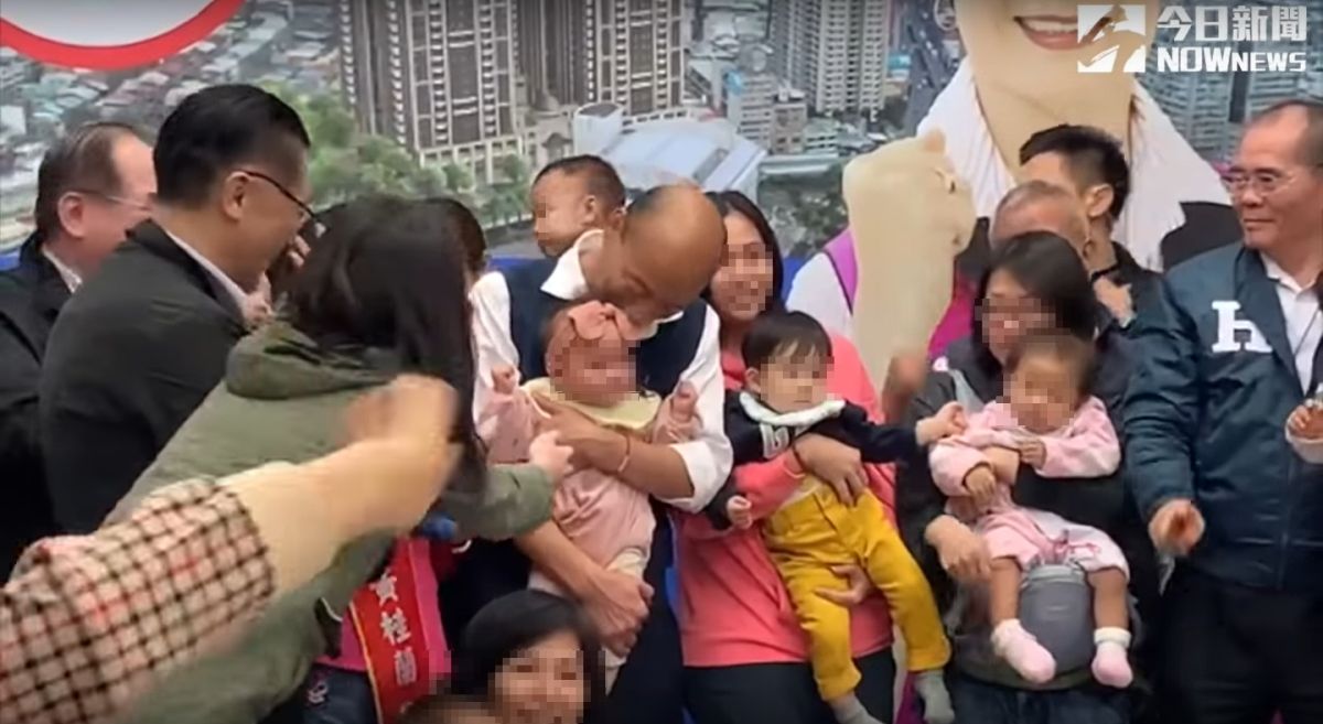 ▲昨（ 22 ）日，韓國瑜出席活動時擁抱一名女嬰，但女嬰立刻嚎啕大哭。 （圖／ NOWnews 資料照）