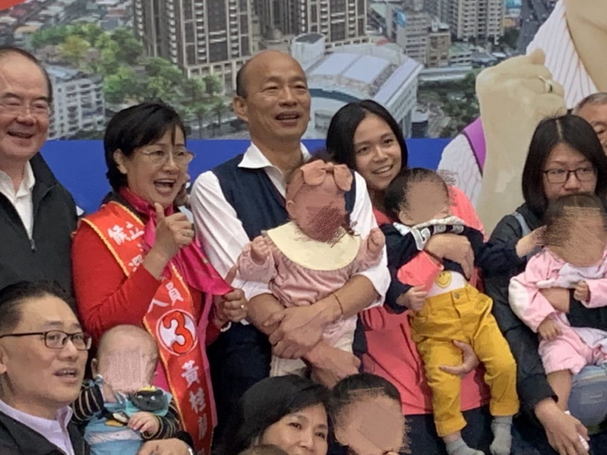 ▲被韓國瑜抱著的嬰兒嚎啕大哭。 （圖／記者吳承翰攝）