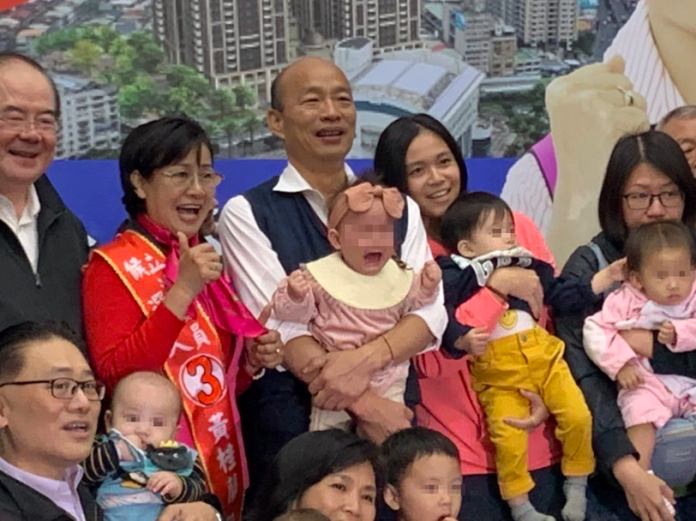 韓國瑜抱女嬰遭抹黑！競辦將對「黑韓產業鏈」提告
