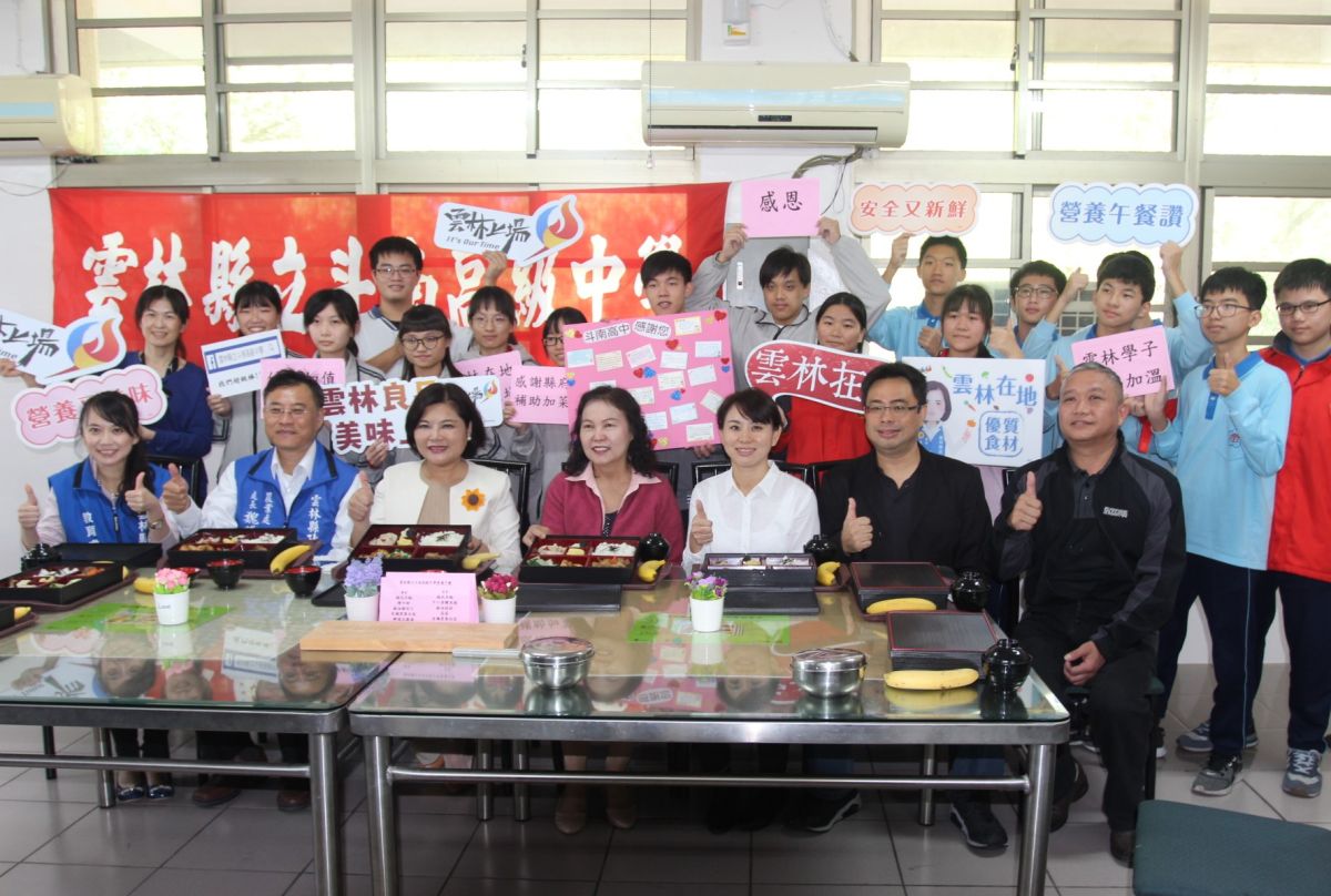 ▲縣長張麗善關心學校選用在地優質食材情形，前往斗南高中和師生共進午餐。（圖／記者簡勇鵬攝，2019.12.23）