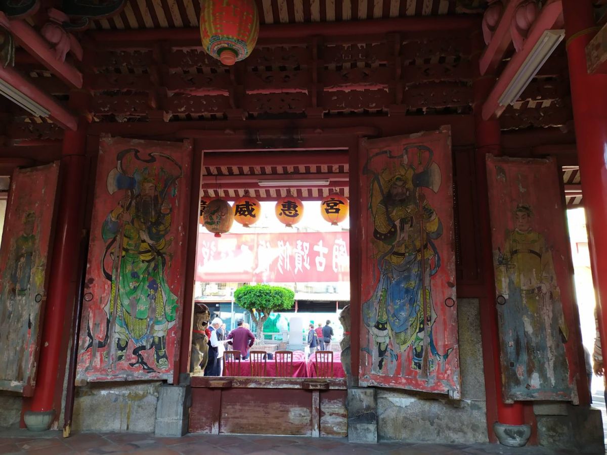 ▲聖王廟廟門腐朽、彩繪剝落。（圖／記者葉靜美攝，2019.12.23）