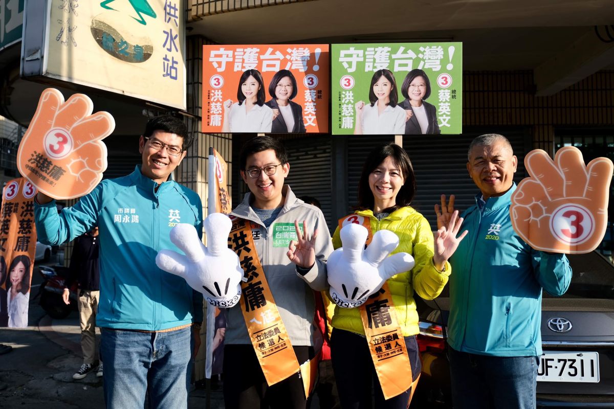 ▲立委候選人洪慈庸在先生卓冠廷、民進黨籍市議員蕭隆澤、周永鴻陪同下，路口向鄉親拜票。 (圖／柳榮俊翻攝2019.12.23)