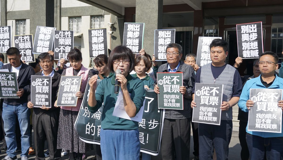 ▲雲林第一選區立委候選人蘇治芬與其競選團隊今日到地檢署自清。（圖／記者蘇榮泉攝，2019.12.23）