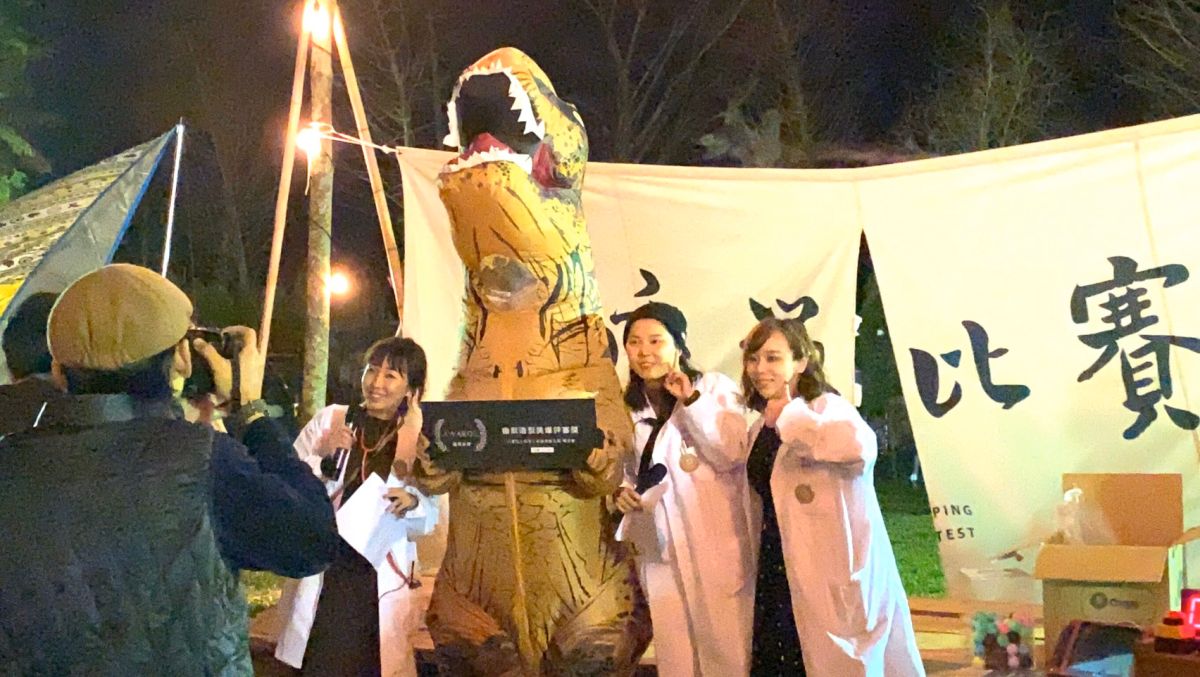 ▲首屆戶外集體睡覺大賽，比睡好也比造型，伍姓男子穿來充氣恐龍裝，贏得最幽默造型獎。（圖／主辦單位提供）