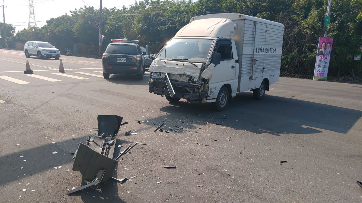 ▲一輛載有病患準備送醫的救護車，行經社頭鄉中山路與雙義路口時，被一輛正駛出路口的貨車迎面撞上，救護車被撞飛。（圖／記者陳雅芳翻攝，2019.12.23）